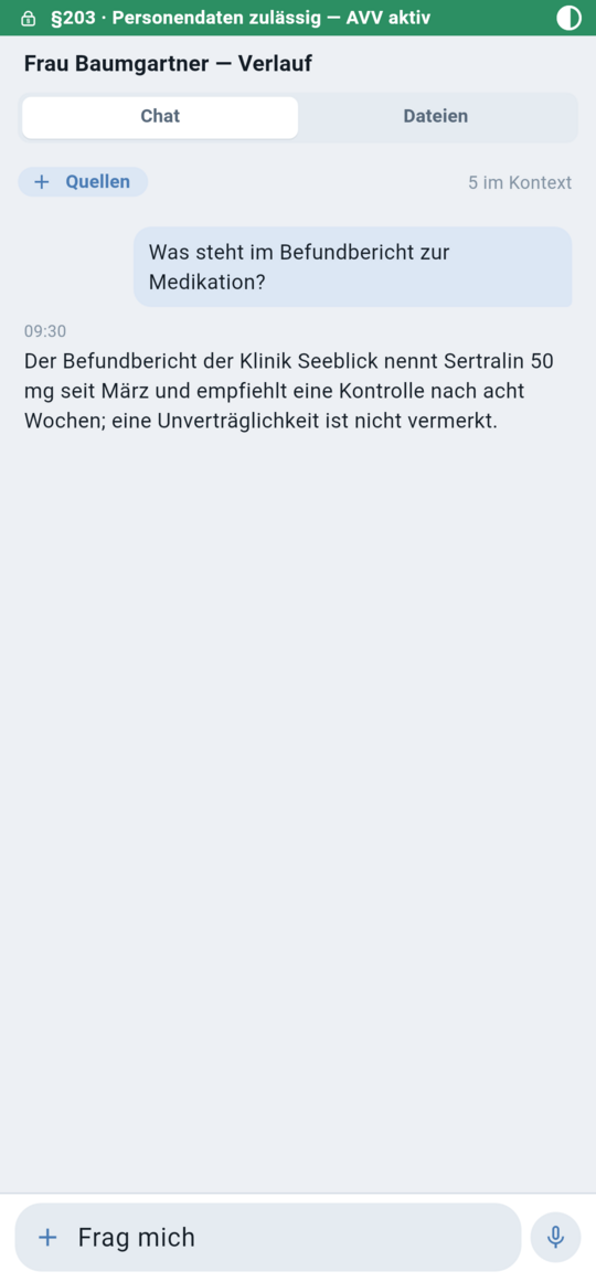 Der Chat: die Frage in der Kapsel, darunter die Antwort aus dem Befundbericht; oben der Zusammenhang »Frau Baumgartner — Verlauf«, unten die Eingabezeile mit Mikrofon.